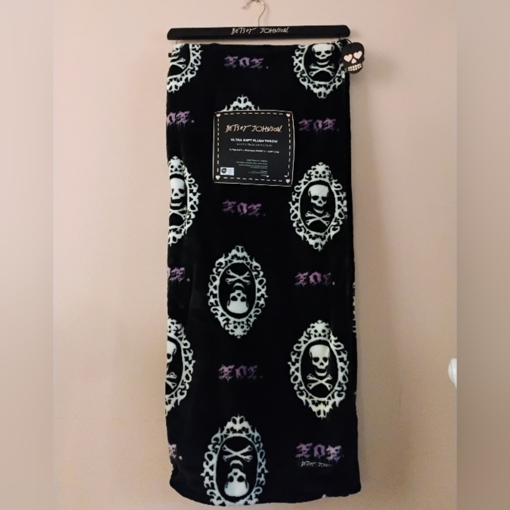 Betsey Johnson Skull Plush Throw Blanket 50 x 70 NWT - Picture 9 of 10